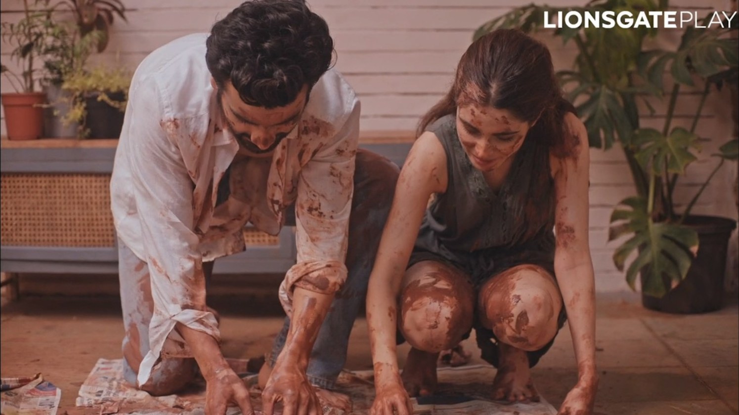 Minus One still, couple covered in mud