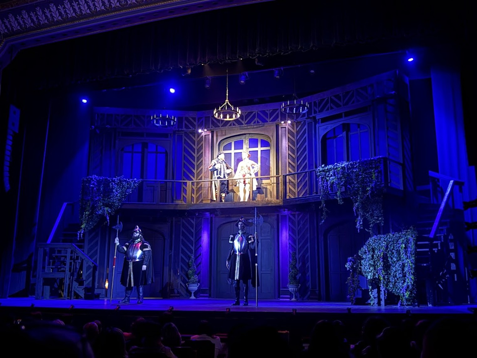 Guards in armor on the balcony level, Shakespeare in Love